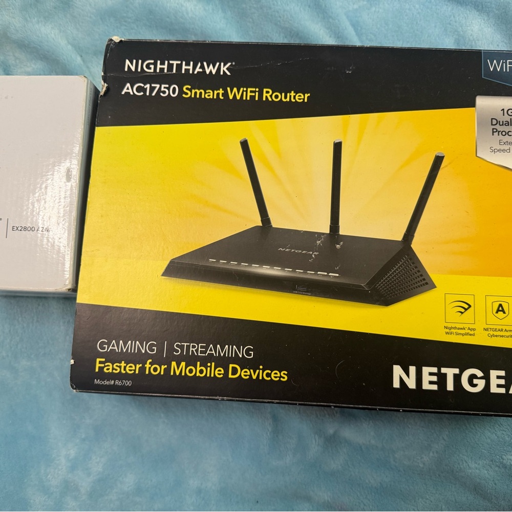 Netgear Dual-Band WiFi Range Extender and Router